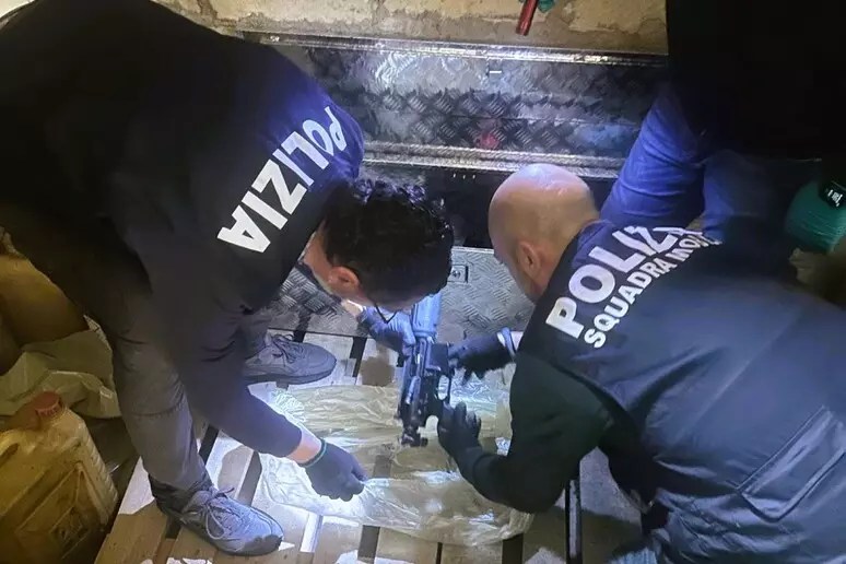 Scoperto un arsenale con sette pistole, fucili e munizioni: arrestato un 50enne