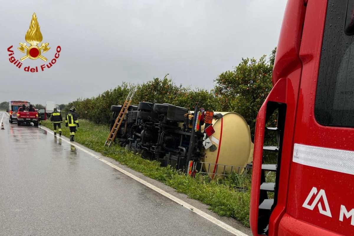 Paternò, autocisterna si ribalta sulla SS192: intervengono i Vigili del Fuoco