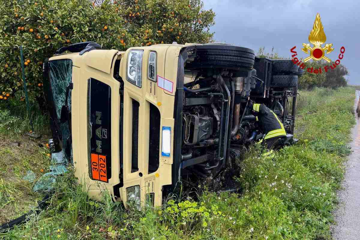 Paternò, autocisterna si ribalta sulla SS192: intervengono i Vigili del Fuoco