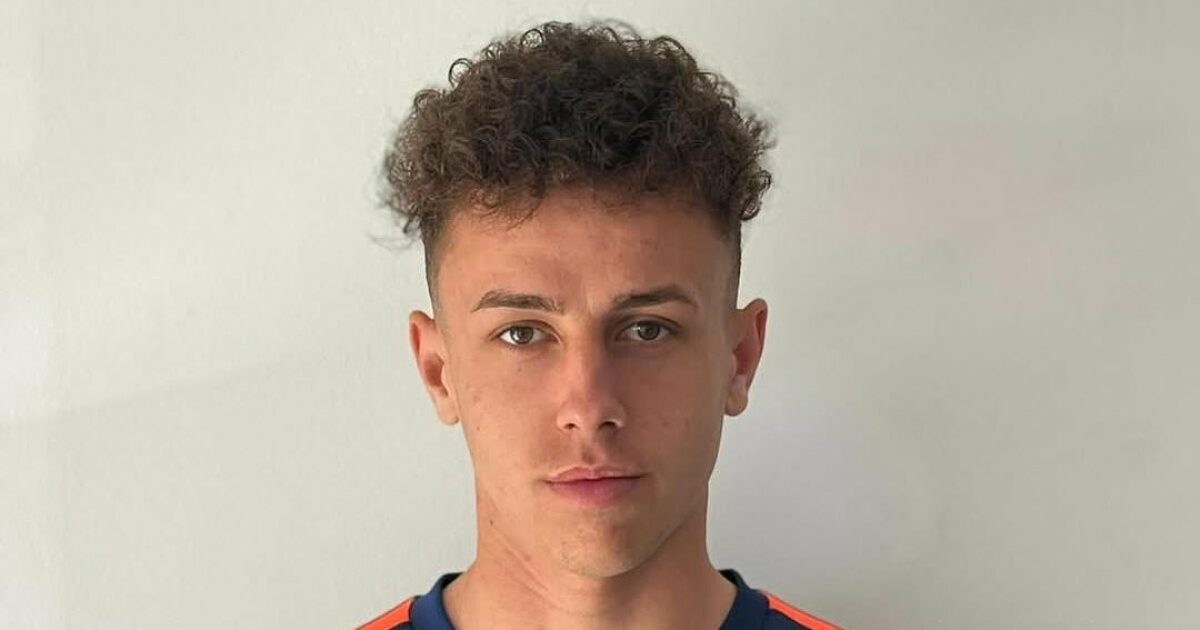 Ex calciatore di 19 anni muore dopo un malore: “Annegato nei suoi succhi gastrici”