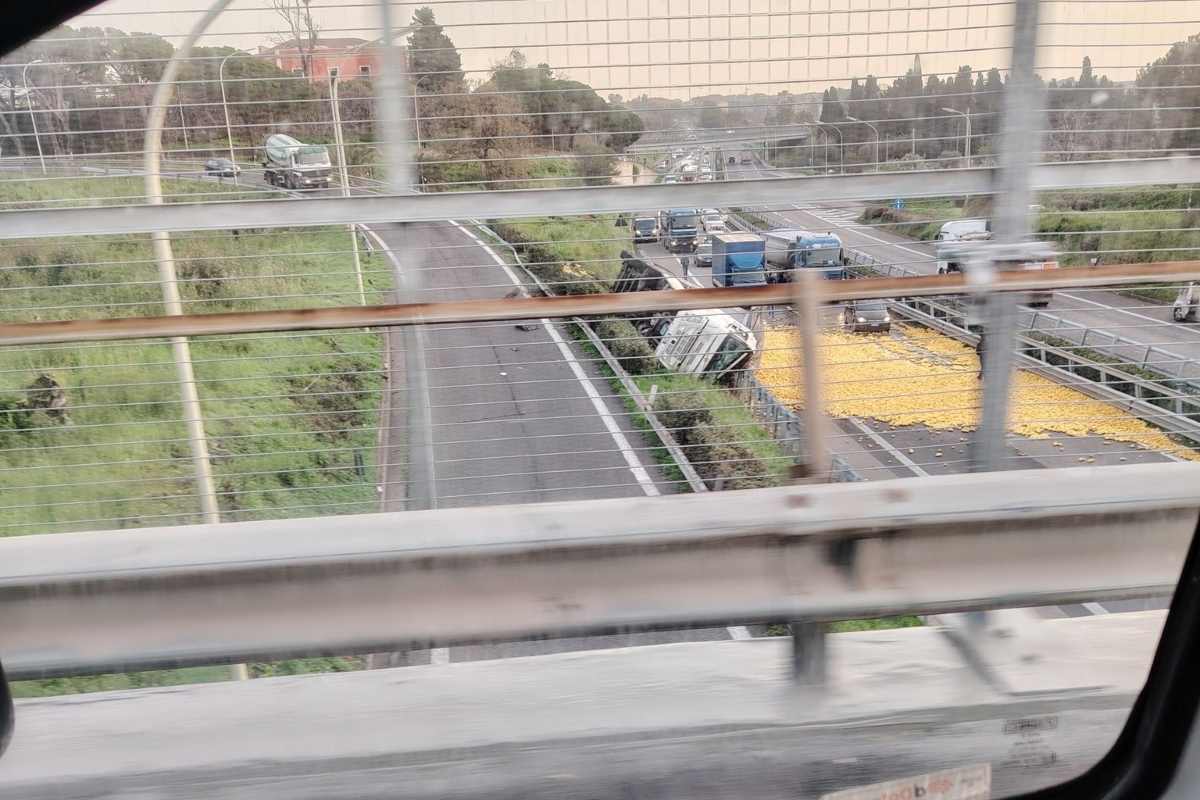 Acireale, camion ribaltato sulla A18 in direzione Catania