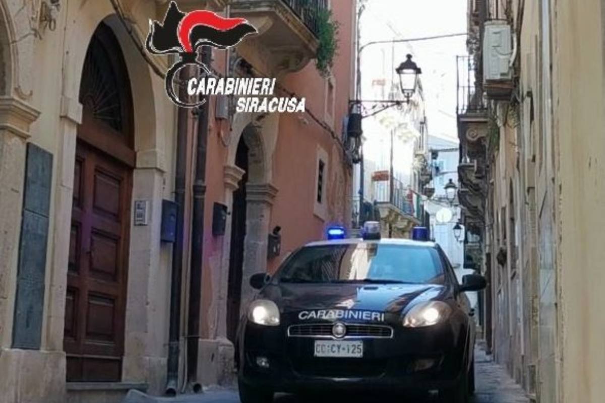 Follia ad Ortigia, fuochi d’artificio e città bloccata per il funerale di un giovane: ecco cosa è successo