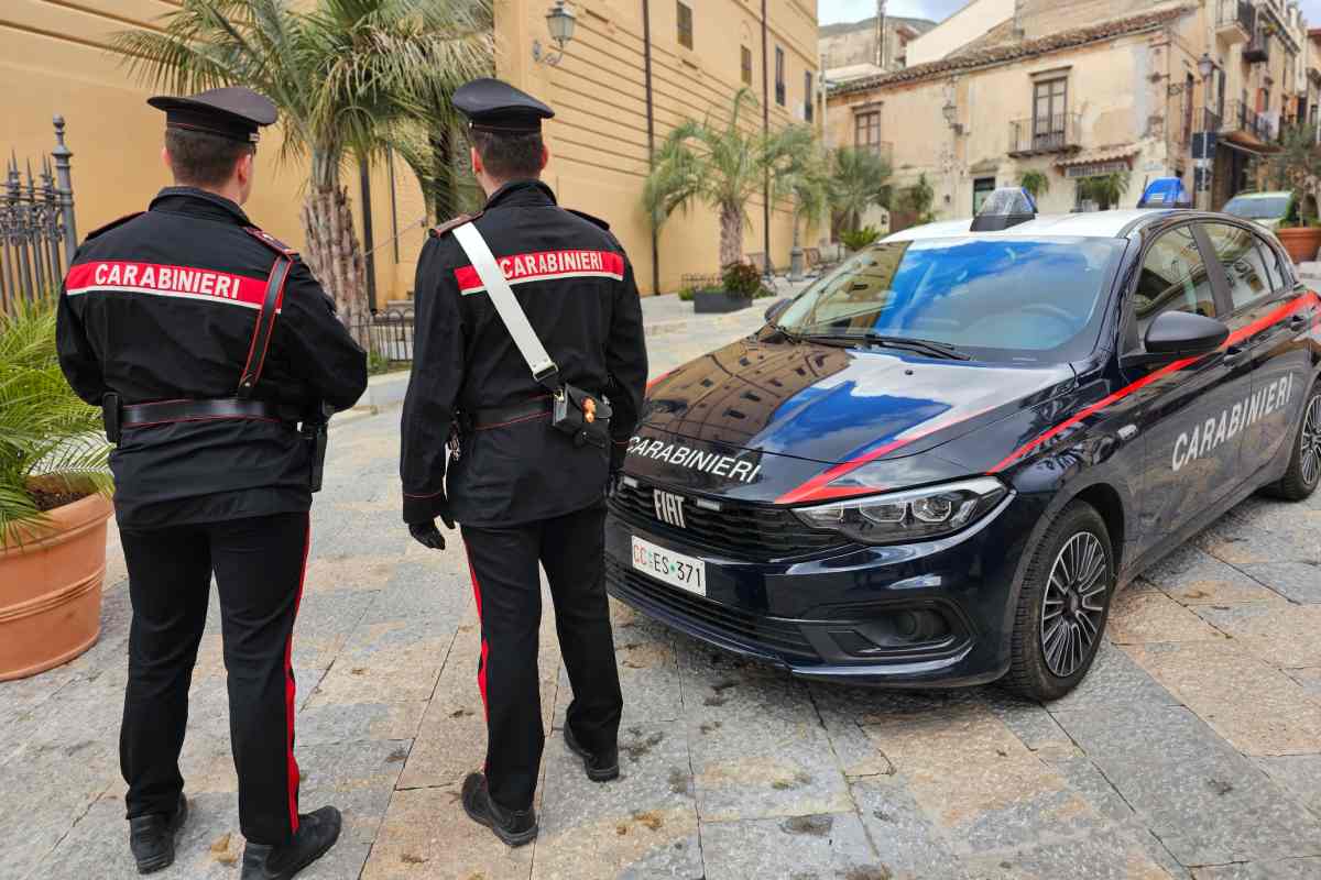 Tenta di strangolare la madre dopo un litigio: fermato un 30enne a Montelepre