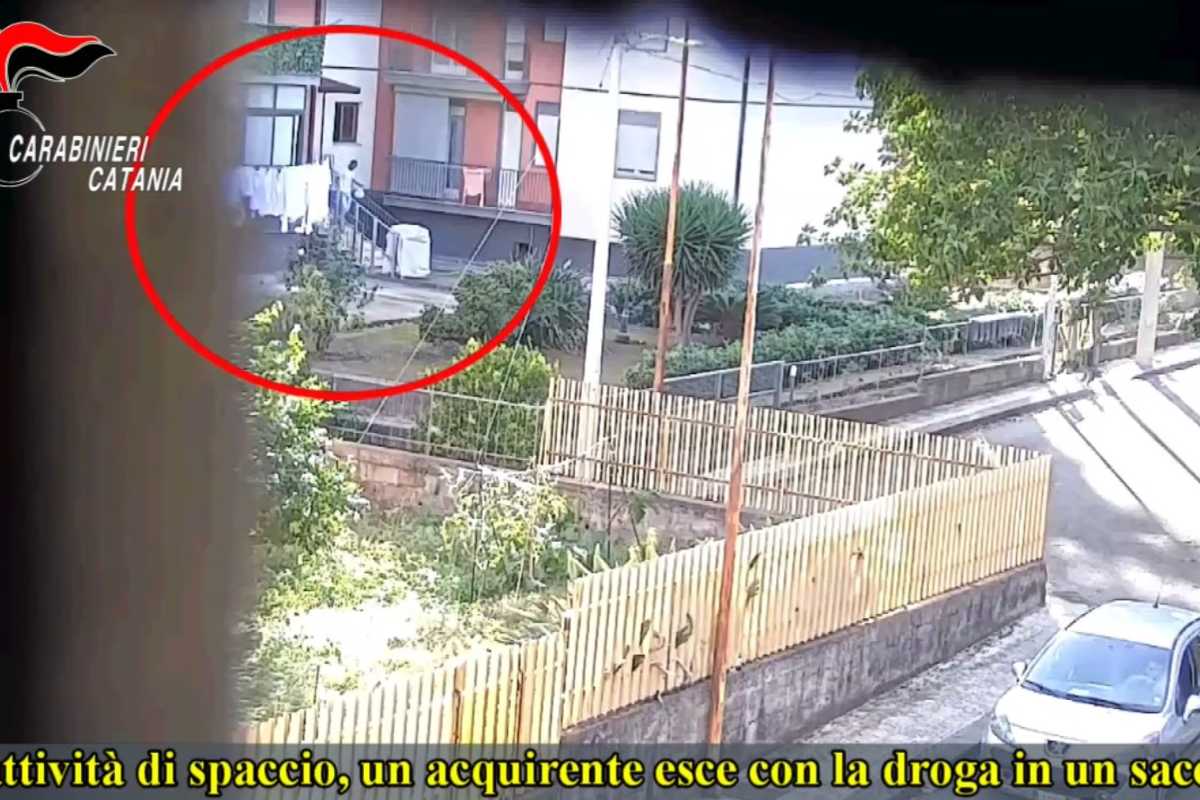 VIDEO | Scoperta una rete di spaccio nel catanese: sono 10 gli arresti. Fermati anche due minorenni