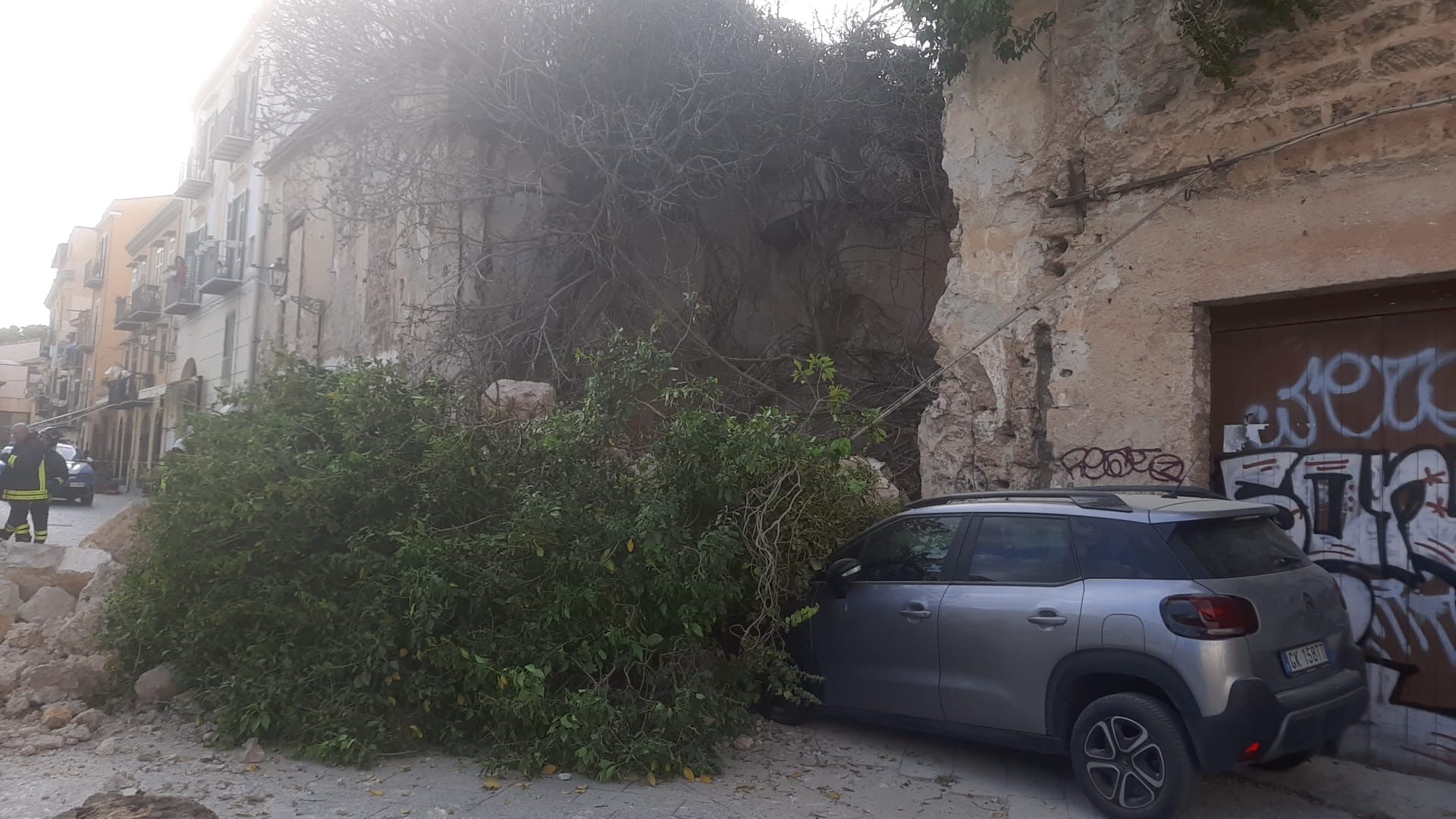 Amg Energia al lavoro in piazza Magione dopo il crollo di un muro: disattivata utenza gas non in uso