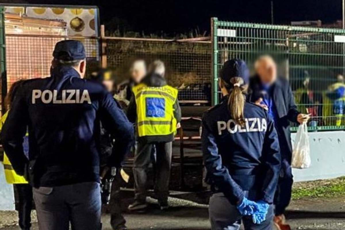 Lancia un fumogeno durante Catania-Foggia, denuncia e daspo di 2 anni per ultras 18enne