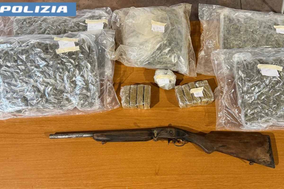 VIDEO | Droga e armi nascosti in una grotta a San Giorgio: il ritrovamento della Polizia di Catania