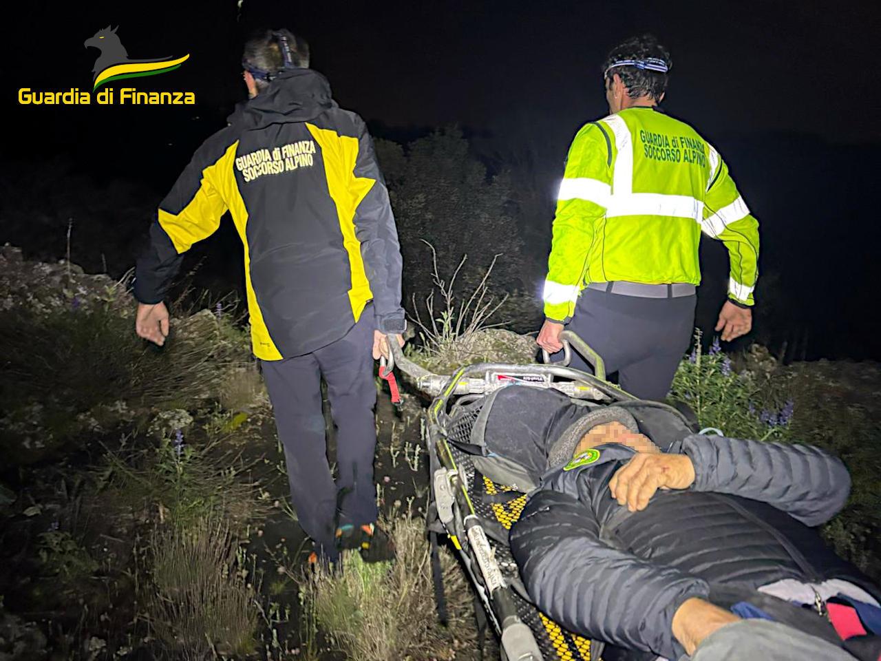 Escursionista disperso a Belpasso: salvato dalla Guardia di Finanza Escursionista disperso a Belpasso: salvato dalla Guardia di Finanza