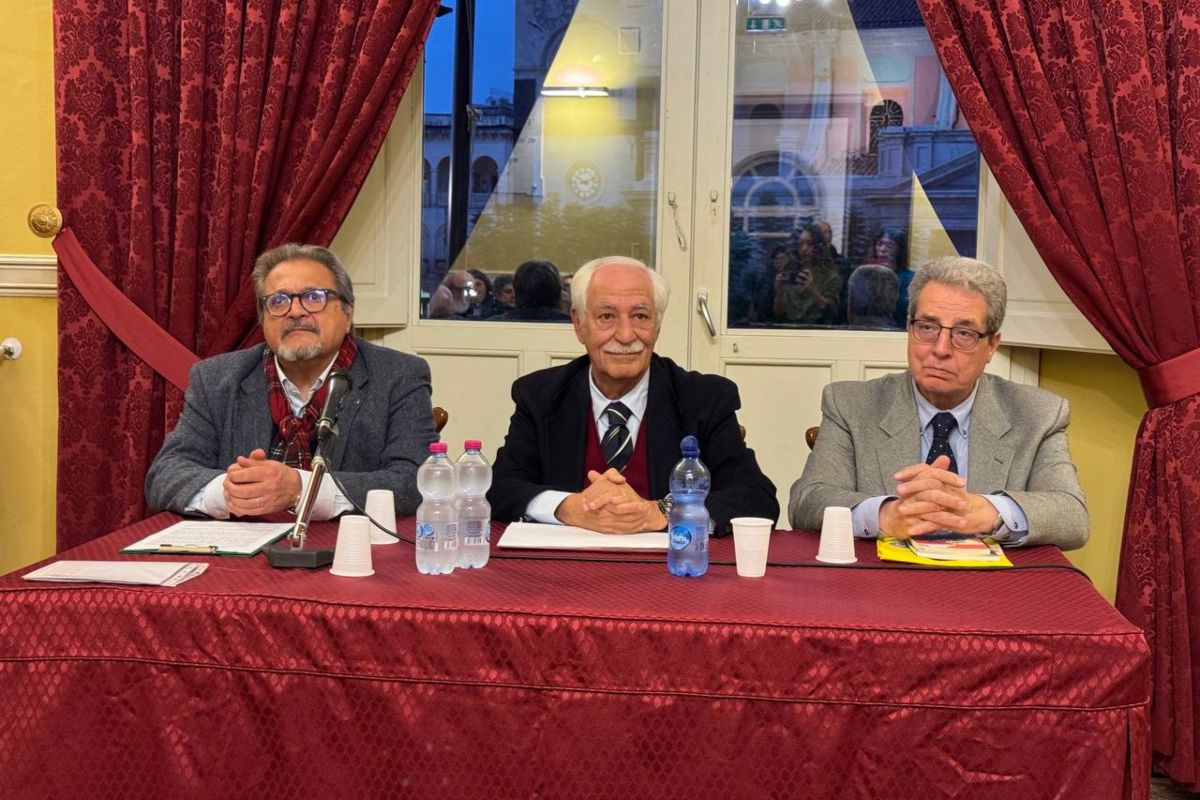 Il dietro le quinte del giornalismo ad Acireale. Filippo Anastasi presenta il nuovo libro “Scherzi in redazione”