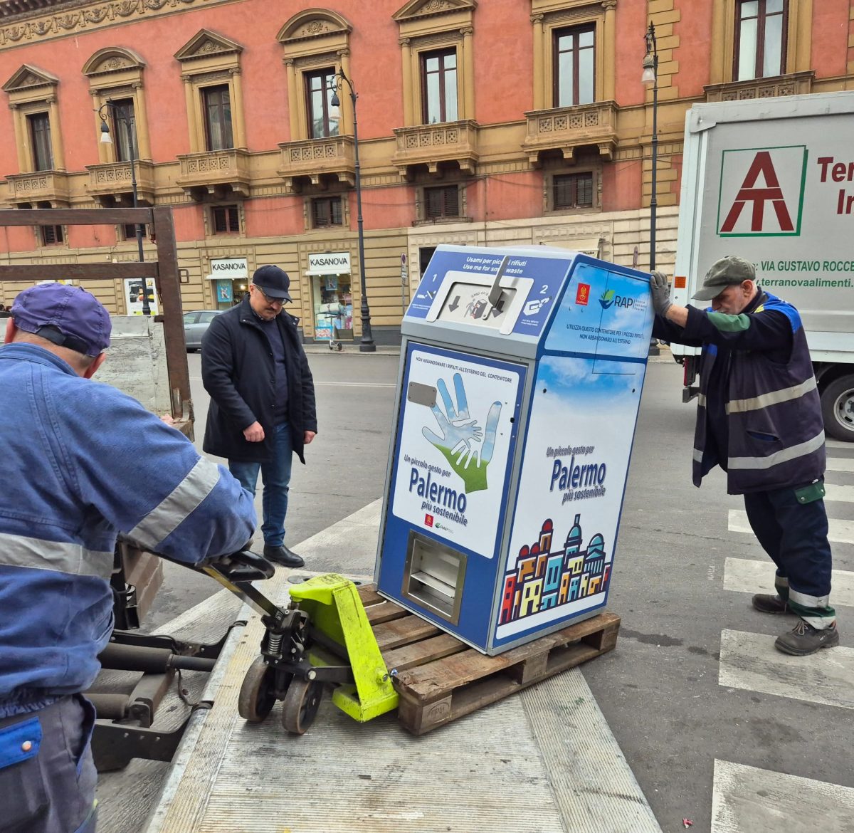 Rap colloca a Palermo nuovi cestini alimentati ad energia solare denominati “intelligenti”