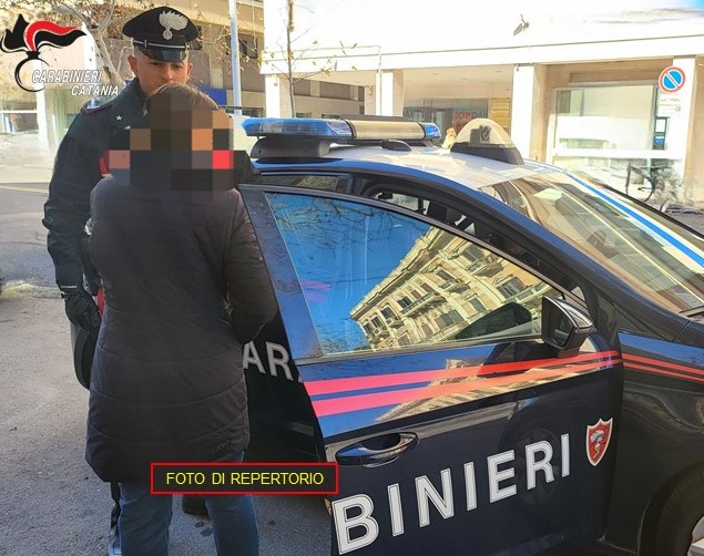 Follia a Misterbianco: si ubriaca e poi picchia con pugni e schiaffi la moglie