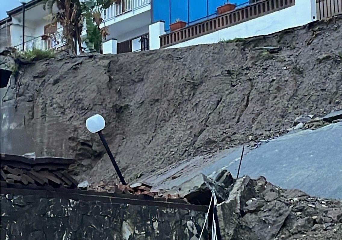 Emergenza maltempo in Sicilia, alberi in autostrada e frane: la situazione