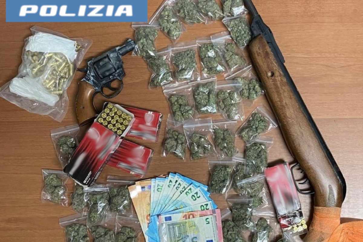 Droga e armi: arrestato pusher 17enne a Catania con 300 grammi di marijuana e pistola e fucile in casa