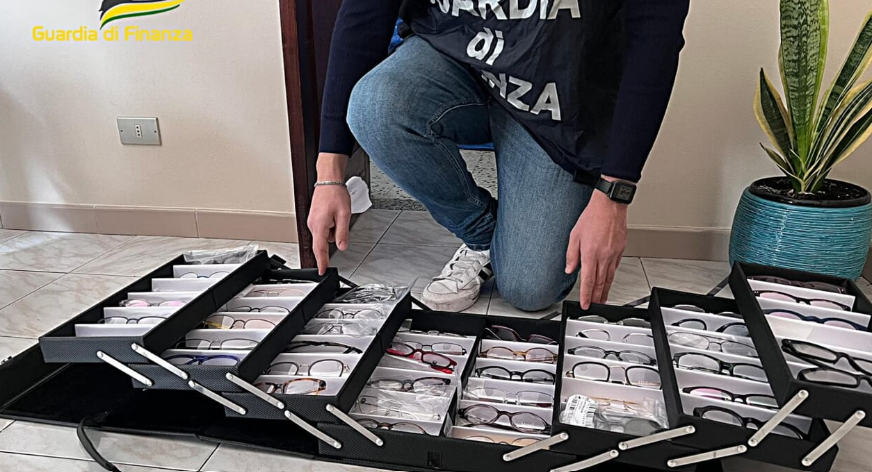 Acireale, il blitz della Guardia di Finanza: scoperto centro ottico abusivo in un’abitazione