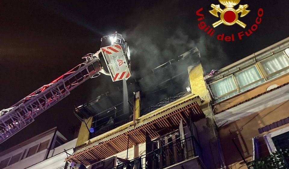 Drammatico incendio in un attico nella notte, 5 persone intossicate: tre bimbi in ospedale