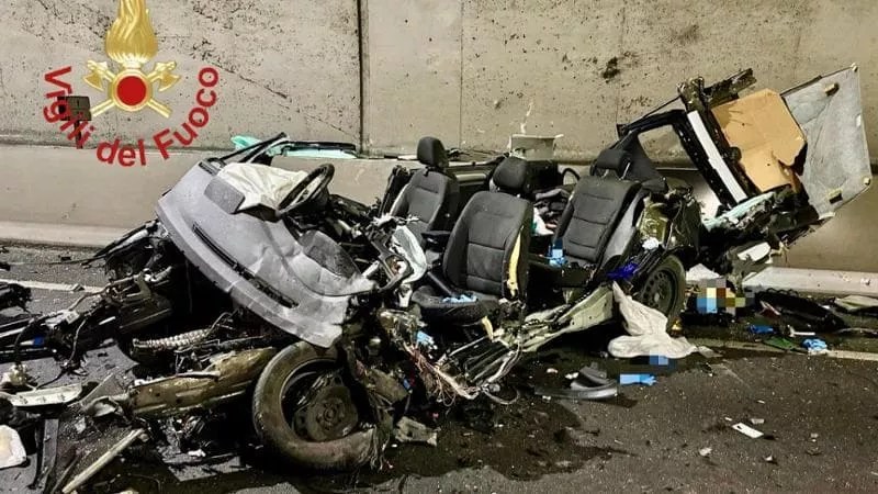 Tremendo schianto tra tre auto, morti due giovani e cinque feriti