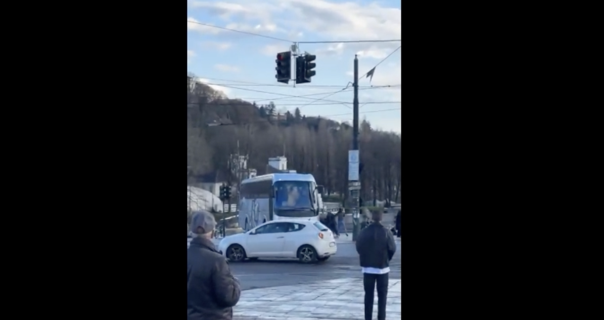 Dramma in città, pullman finisce nel fiume: morto l’autista, il video della tragedia Dramma in città, pullman finisce nel fiume: morto l’autista, il video della tragedia