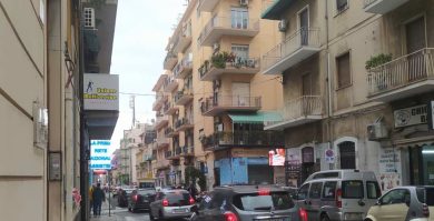 Catania, scontro auto-moto in via Vincenzo Giuffrida: due feriti al Policlinico