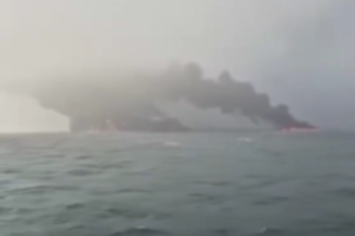 VIDEO | Inghilterra, collisione fra petroliera e cargo al largo della costa: fuoco a bordo. Ci sono feriti