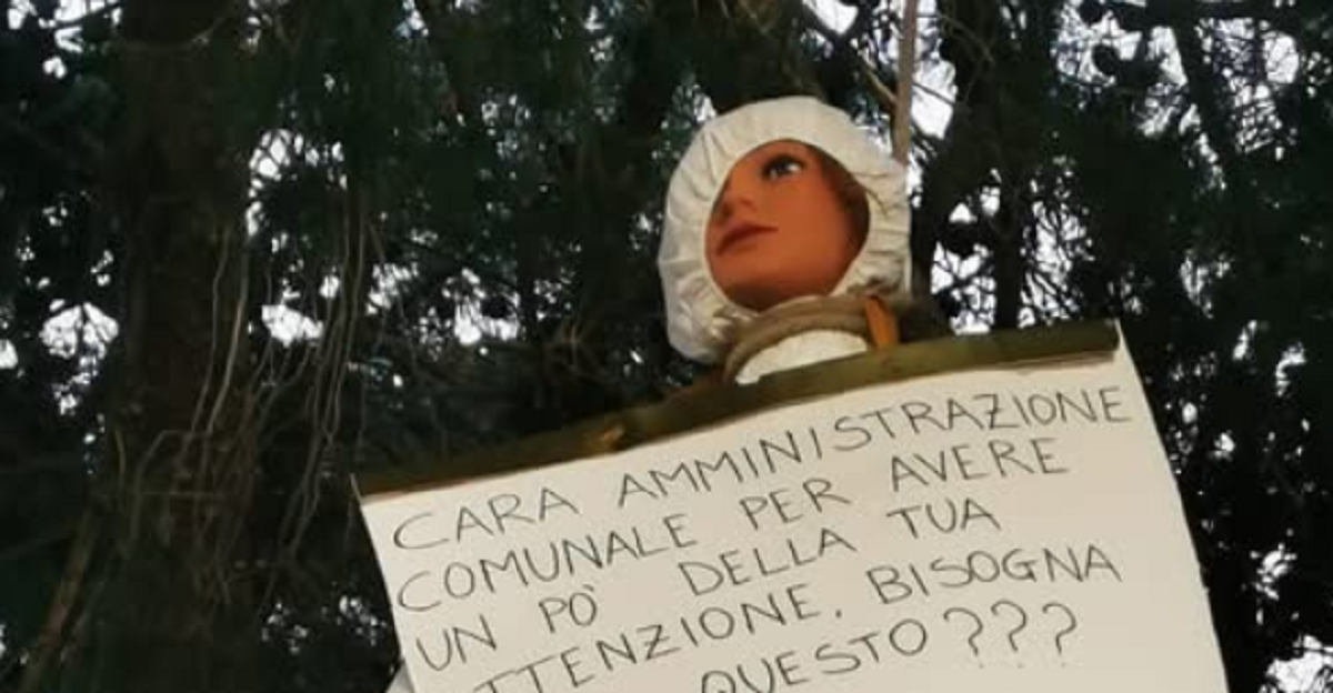 Manichino impiccato a Trappeto Nord, inquietante protesta: denunciato il degrado dei luoghi