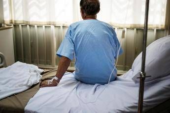 Cancro, radioterapia a rischio in Italia: carenza di specialisti e 50% dei pazienti resta senza cure