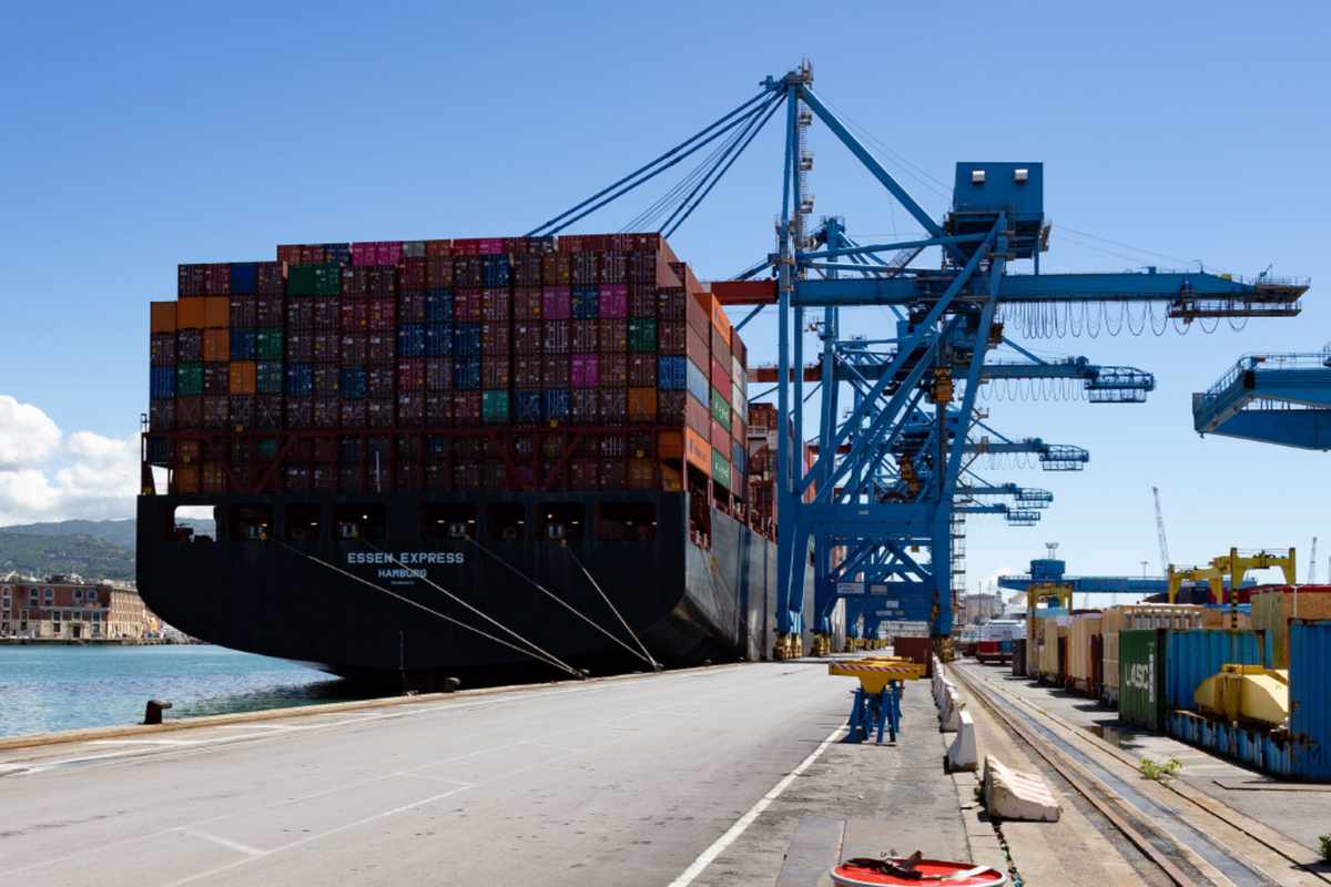 Navi fantasma russe al largo di Augusta, la denuncia: embargo violato sotto il naso dell’Italia