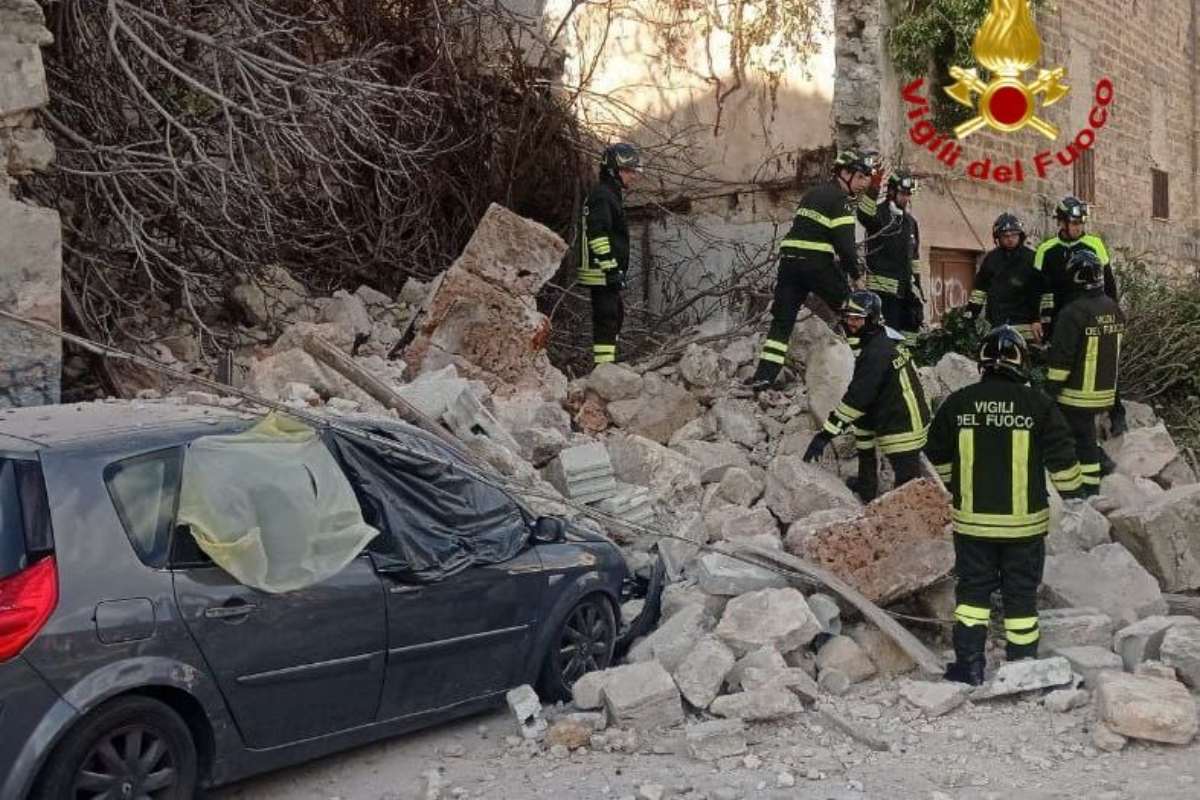 Palermo, crolla palazzina in via Magione: in corso le operazioni dei vigili del fuoco