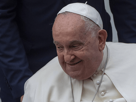 Papa Francesco dimesso oggi, lo attendono due mesi di convalescenza a Santa Marta