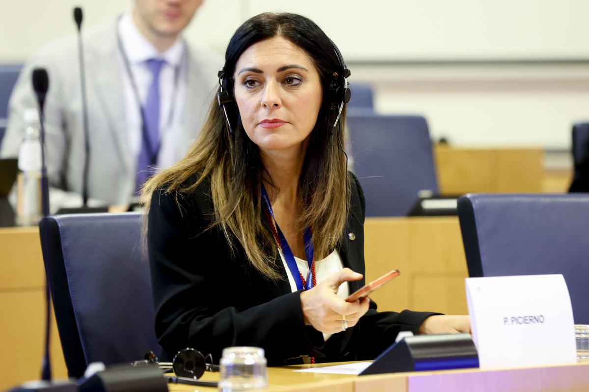 “Bestia schifosa”: presentatore russo insulta in diretta la vicepresidente del Parlamento UE Pina Picierno