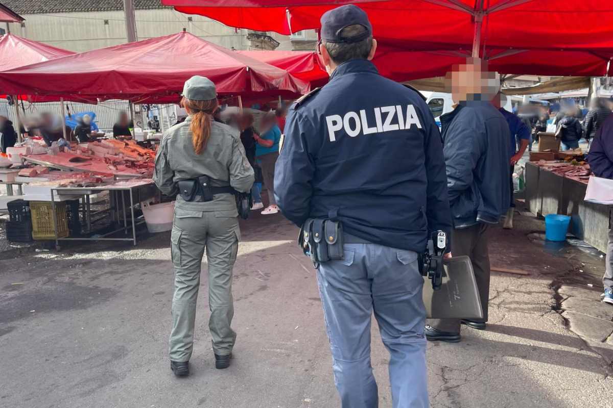 Maxi sequestro di 2000 kg di frutta alla “Fera ‘o Luni” a Catania: sanzionati 10 ambulanti