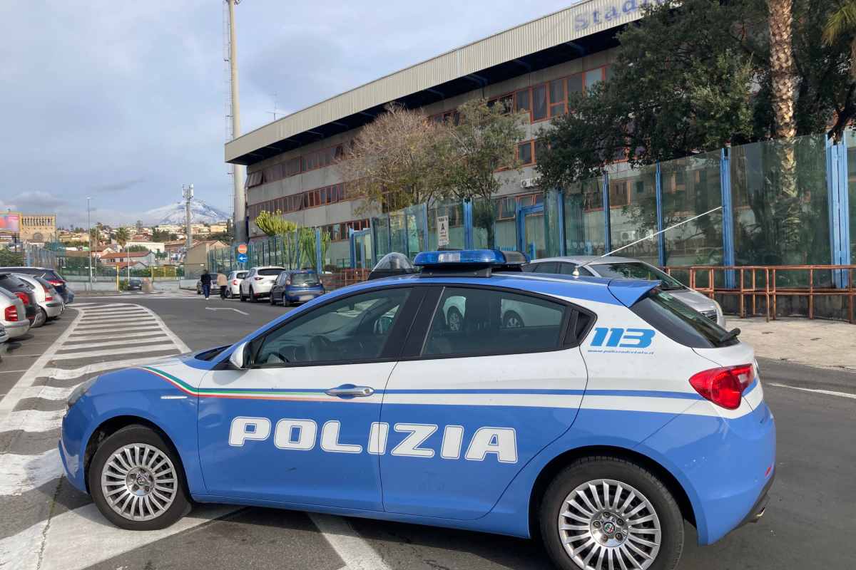 Catania, non si ferma all’alt della Polizia con la droga nel sottosterzo: arrestato pusher 22enne