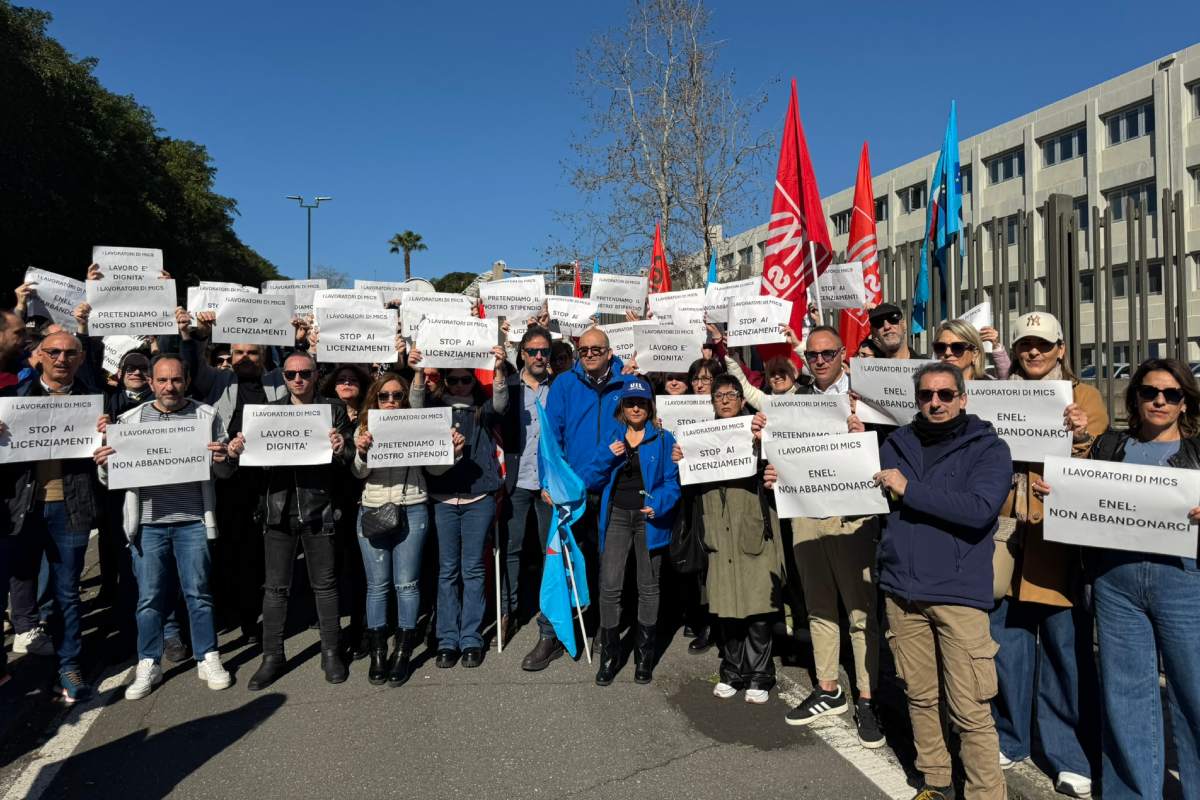 VIDEO | La protesta dei lavoratori del Call Center Mics: “Siamo stanchi e arrabbiati”
