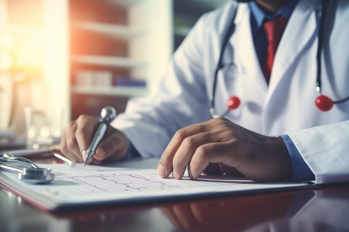 Medico timbra il cartellino e fugge: arrestato per truffa ai danni dello Stato