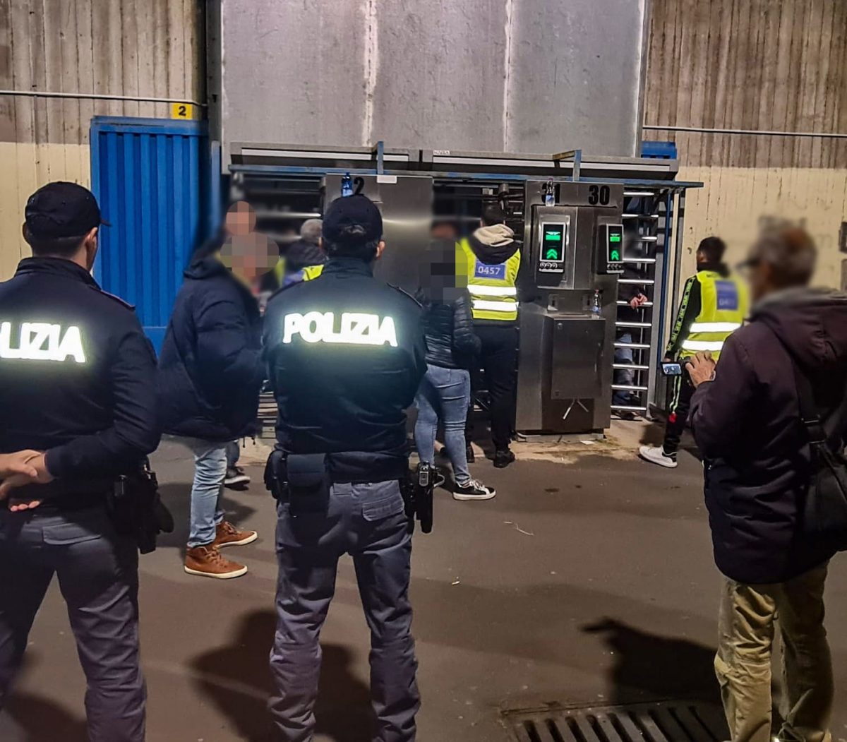 Catania, tifoso fermato con un petardo allo stadio: denuncia e Daspo immediato