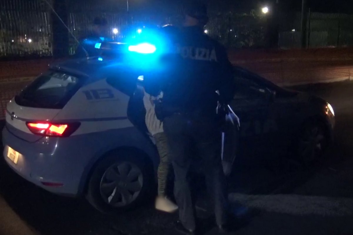 Ubriaco rifiuta l’alcool test, distrugge la sua auto e aggredisce i poliziotti: arrestato 35enne