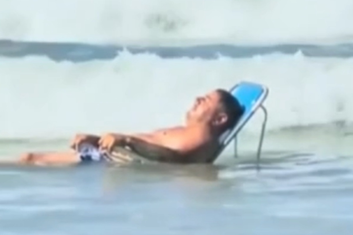 VIDEO | Uomo travolto da un’onda mentre dorme su una sedia nelle acque brasiliane
