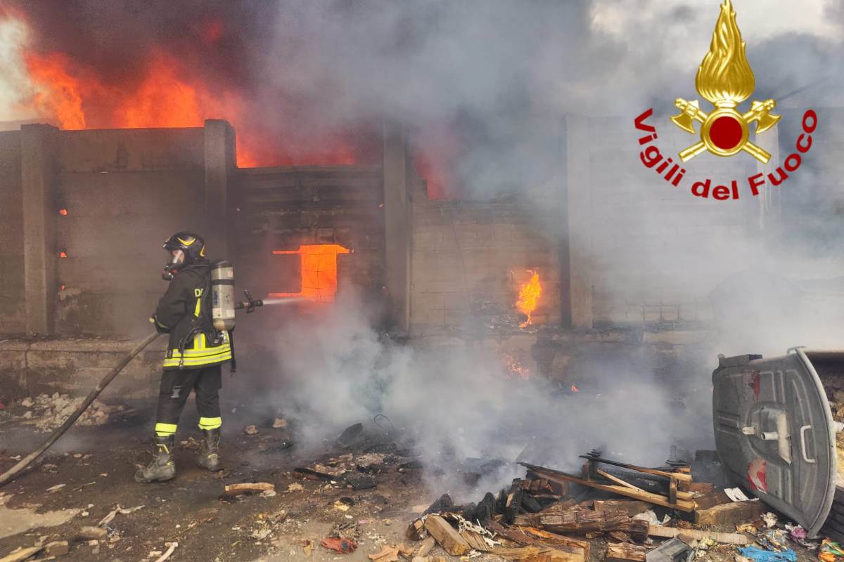 VIDEO | Catania, incendio in via Domenico Tempio all’ex Italcementi: vigili del fuoco sul posto