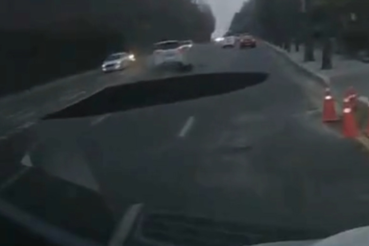 VIDEO | Motociclista inghiottito da una voragine in mezzo alla strada, le immagini shock dalla Corea