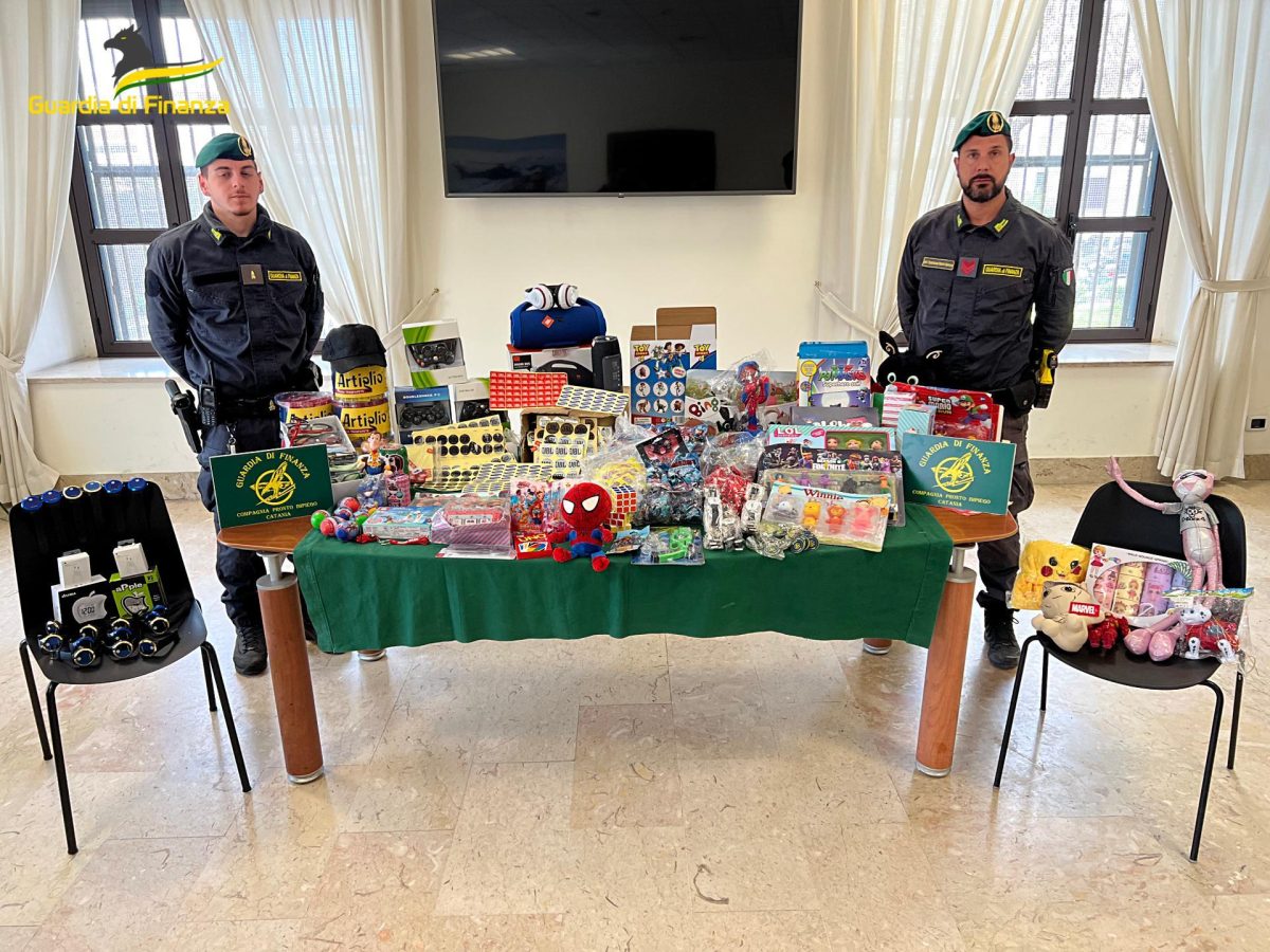 VIDEO Scoperto a Catania un deposito con oltre 2 milioni di prodotti falsi: ecco le marche contraffatte