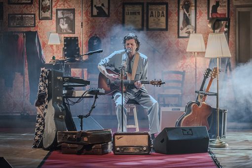 Partito il tour nei teatri di Ermal Meta, non solo un concerto