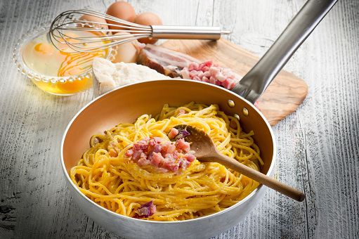 Carbonara day: spaghetti, rigatoni (o ravioli)? La disfida del formato