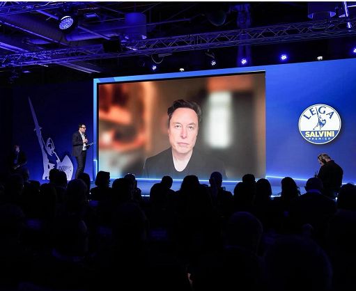 Il congresso della Lega accoglie Musk e rivuole Salvini al Viminale