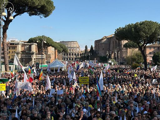 M5S, Conte vince la scommessa: tanti in piazza, non solo i suoi