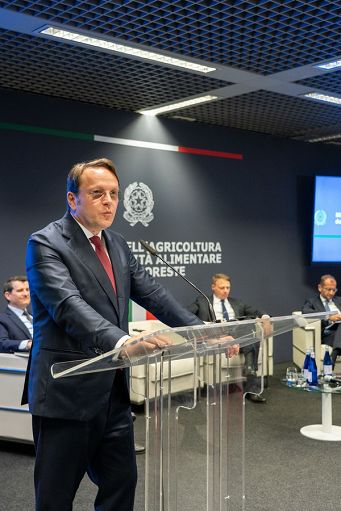 Comm. Ue Várhelyi: consumo vino moderato non ostacola longevità