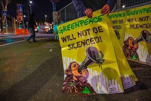 Opera di Laika vicino ambasciata Usa: “Greenpeace non verrà zittita”