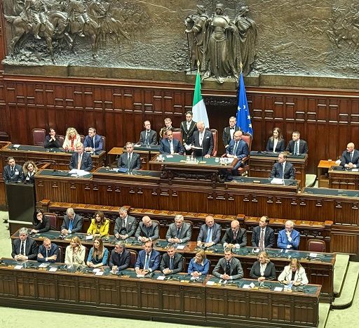 Re Carlo ricorda Falcone, standing ovation aula Camera