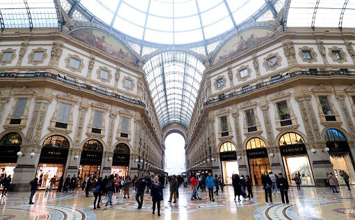 Versace torna italiana: Prada rileva la maison per 1,25 mld di euro