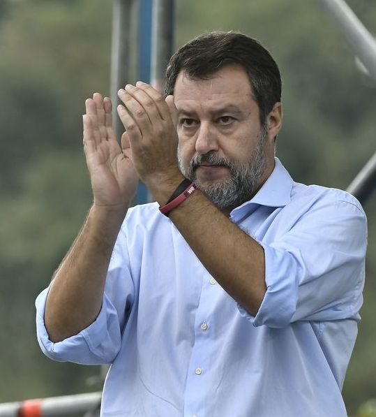 La Lega compie 41 anni, Salvini posta video: “non molliamo mai”