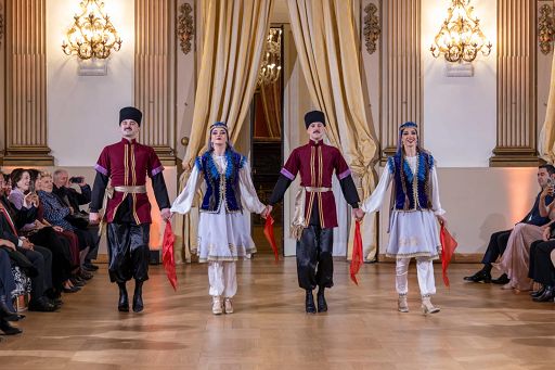 A Roma, tra colori e suoni, sfilano gli abiti azerbaigiani