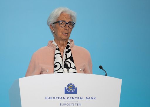 Bce taglia ancora i tassi, mentre Fed resta ferma (e Trump sbotta)